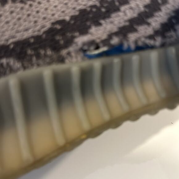 Yeezy Boost 350 V2 Low Beluga 2.0 Sz 10 used with tears Nike - Picture 6 of 6